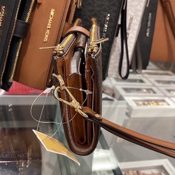 MICHAEL KORS LARGE DOUBLE ZIP WRISTLET PHONEHOLDER WALLET CLUTCH
Brown - Picture 16 of 16